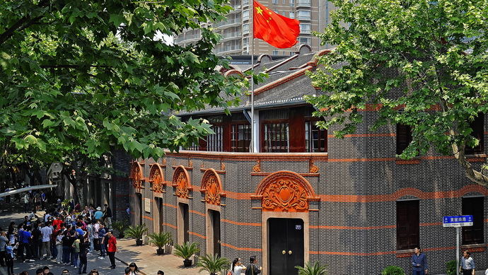 位于上海兴业路76号的中共一大会址,参观的人群络绎不绝.