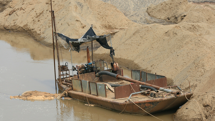 央视记者暗访非法采砂监察队员却称从未发现刚举报完砂厂老板就来电话