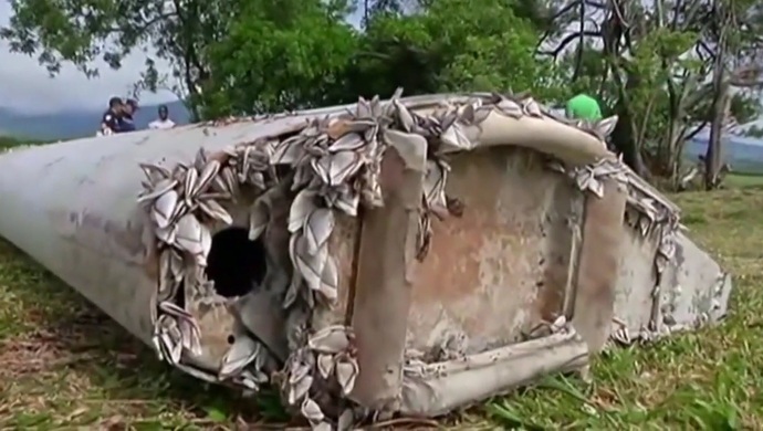 马航MH370遇难者家属称找到5片客机残骸。