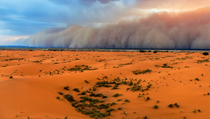 飞沙走石中 14级大风中重型装甲车上路救援