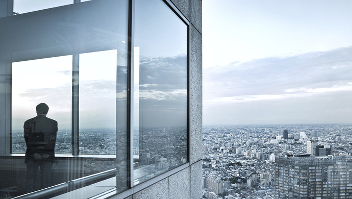 高楼火灾逃生神器问世背上逃生包爬出窗外变身蜘蛛侠