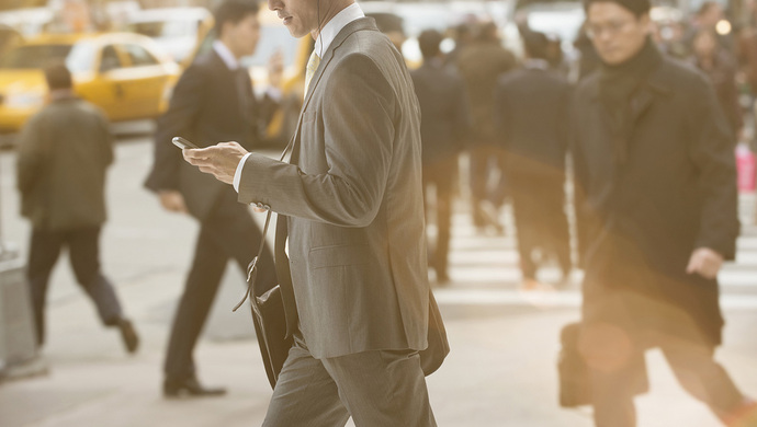 海外策|低头族导致交通事故大增怎么治?!不少