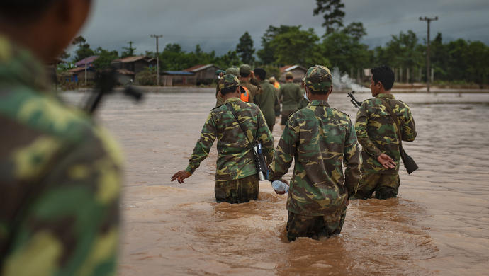 在老挝演训的解放军水电站大坝坍塌后果然直接就去了