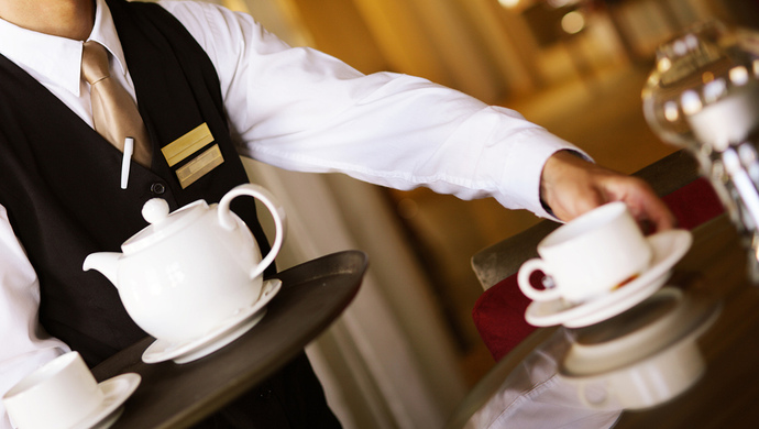 五星酒店被指给外国客倒茶忽略中国客,回应:茶杯正在洗