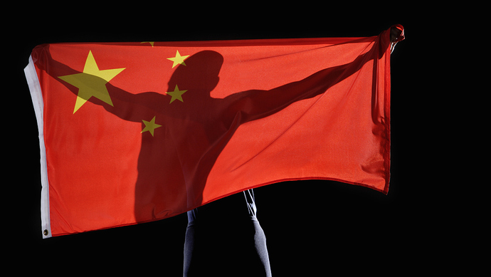 据台媒消息,台湾地标101前的广场近来有人群聚集并高举五星红旗,他们