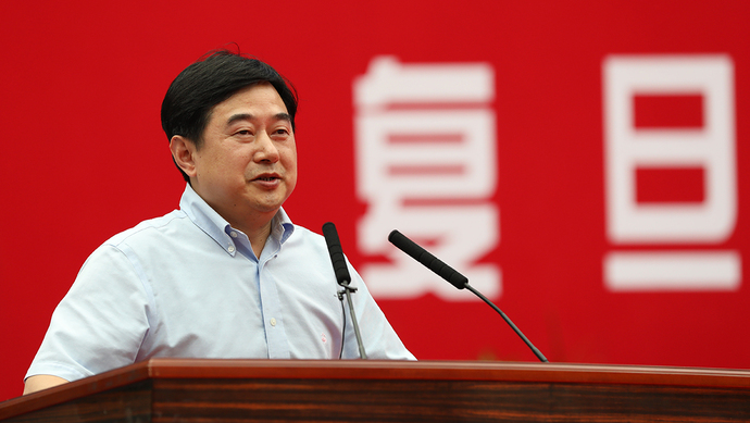 复旦开学典礼上,一位诗人对学生说:别做"空心人"