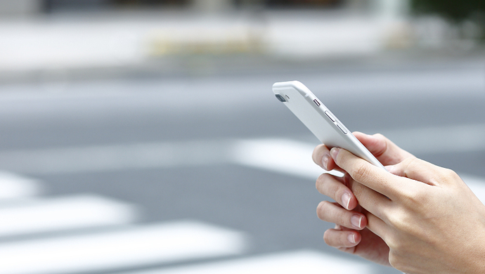 走斑马线还看手机?温州给"低头族"开出首张10元罚单