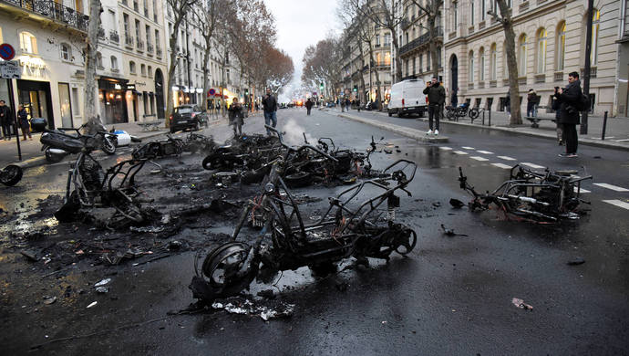 巴黎警方拘捕100余名黄背心抗议活动参与者