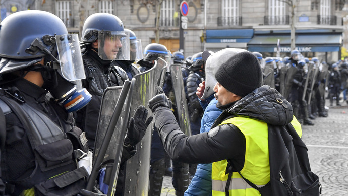 谴责当天"黄马甲"示威活动针对法国政府的暴力行为