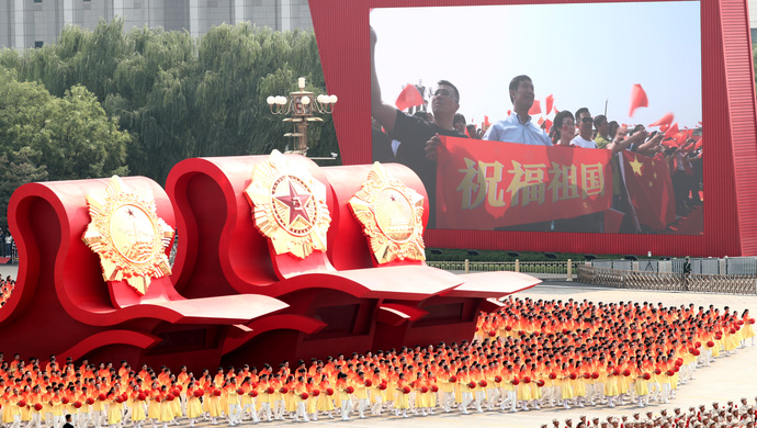 伟大复兴"三个篇章,约10万名群众和70组彩车组成36个方阵和3个情境式