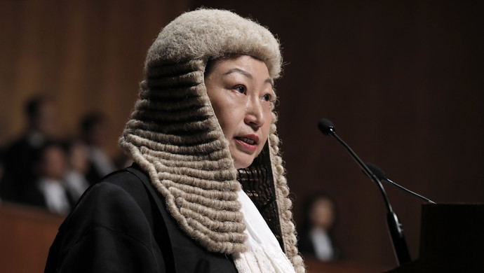 当地时间11月14日,香港特区政府律政司司长郑若骅在伦敦前往一活动