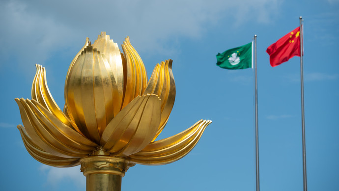 回归祖国20周年之际,澳门500名各界代表参与制作的主题曲《莲成一家》