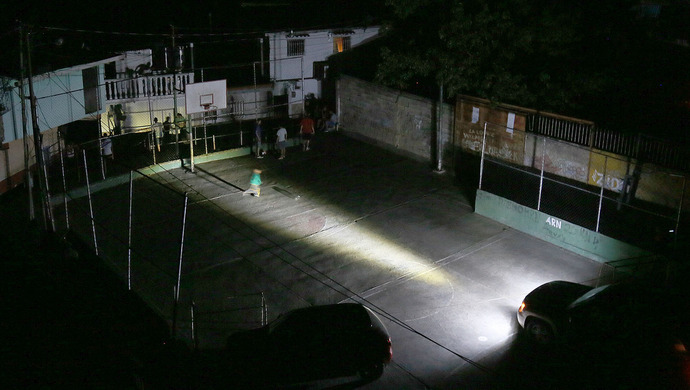 外媒:委内瑞拉指责美导演电力战争 致委全国