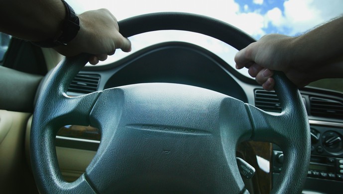 又抢方向盘云南曲靖一男子抢夺公交车方向盘获刑四年半