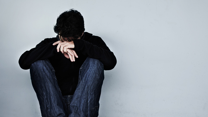 杭州逆行崩溃小伙回应:别再骂我女友了 看到她哭我难受