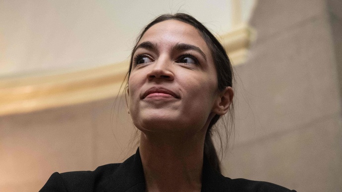 曾在酒吧工作,被誉为美国历史上最年轻的女性国会议员亚历山德里娅