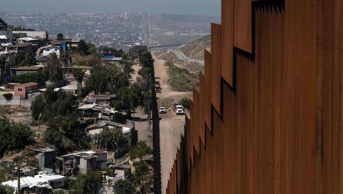 美媒曝光特朗普美墨边境墙构想墙体涂黑尖顶高超9米