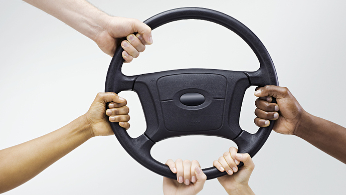 称有人在高速公路上抢夺大巴车方向盘