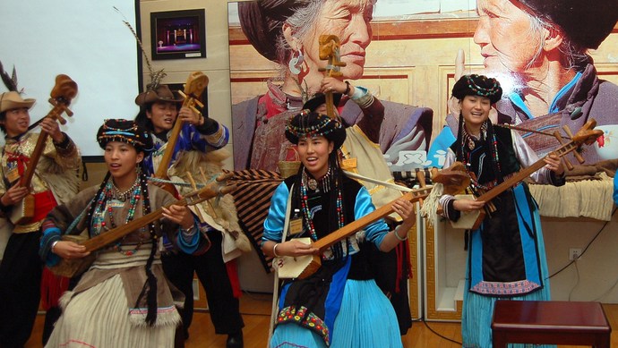 可爱的中国之普米族弹四弦跳搓蹉他们带着民族文化走出了国门