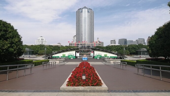 两台智能机器人国庆上岗,上海这处知名广场今后可以“席地而坐”了