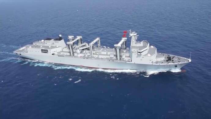 呼伦湖舰又现身同时为三艘战舰补给