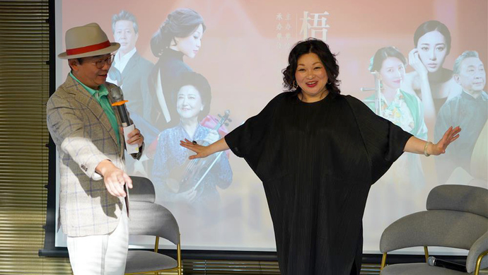 "这是主持人夏磊对歌唱家黄英的评价.