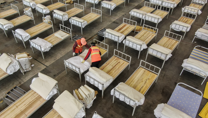 摘要:启用大空间,多床位的方舱医院,这是中国采取的重大公共卫生