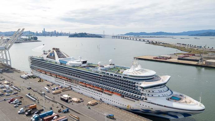 "至尊公主"号靠岸了,美国这样操作:本国乘客送军事基地隔离,外国乘客