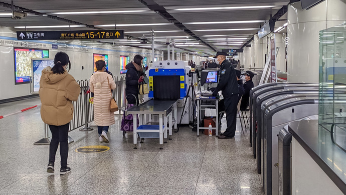 开往春天的上海地铁测温限流戴口罩精细防控让乘客定心