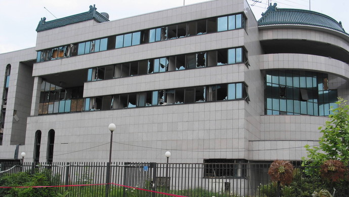 中国专家组到我驻南联盟被炸使馆旧址凭吊