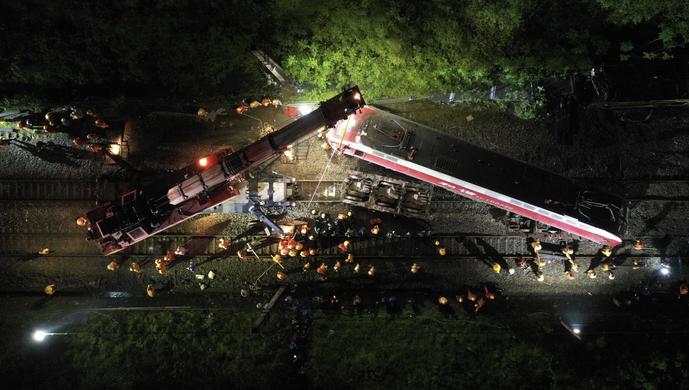 (濟南-廣州)在郴州永興縣境內(一廢舊車站)發生側翻,3-4節車廂脫軌,機