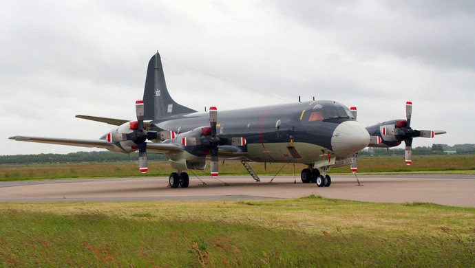 长期追踪军事飞行器动态的推特"飞机守望"(aircraft spots)今早(25日)