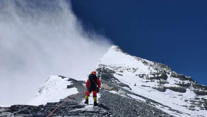 26日16時35分,6名來自西藏聖山登山探險服務有限公司的修路隊員已將