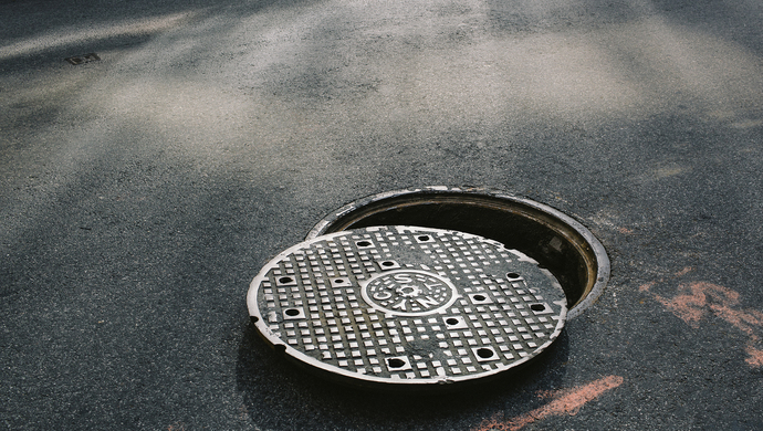 郑州3岁女童窨井坠亡续事发井盖为塑料材质疑有质量问题