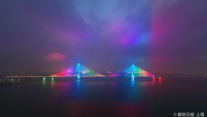 长江上多了座公铁两用彩虹桥，天空都被染了色