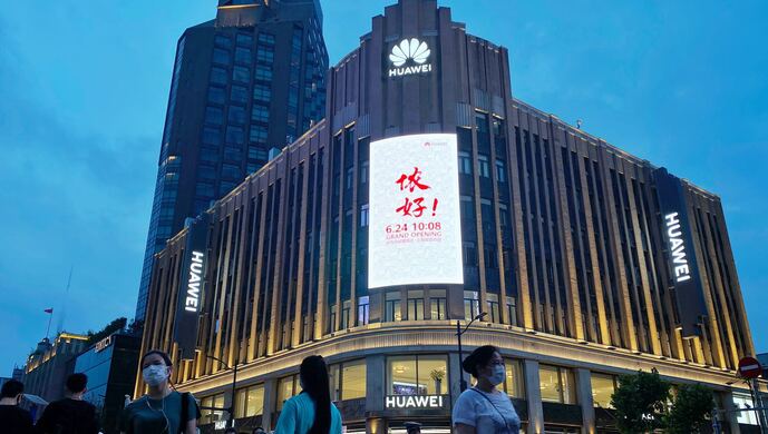 南京东路85岁南京大楼成为华为全球最大旗舰店，硬核科技遇上了古典美学