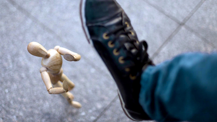 亚裔女生衣着不整,遭加拿大警察强拖踩头