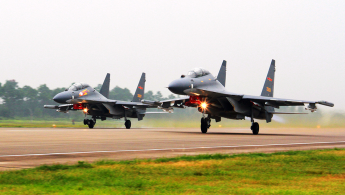 隶属美国海军的一架c-40运输机飞越台湾空域;同日上午,解放军苏-30