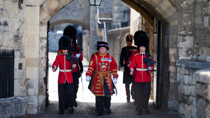 没了游客收入英国皇家宫殿卫队500年来首遭裁员危机