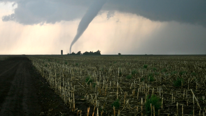 内蒙古草原突遇龙卷风,100余顶蒙古包倾倒受损