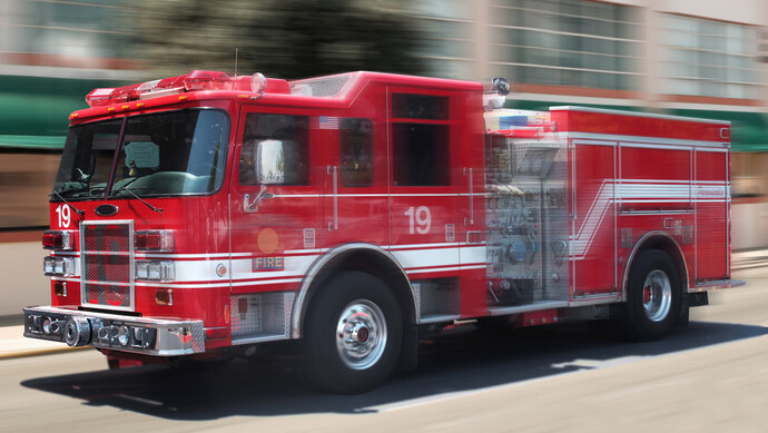 蔓延,浓烟直冲天际,厂区员工紧急疏散, 建筑物已塌陷,消防人员全力