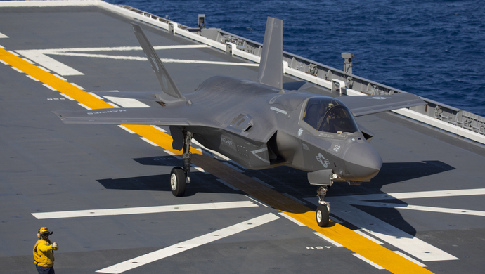 摘要:美国海军远征移动基地舰"米格尔·基思"号当地时间8日晚抵达位于