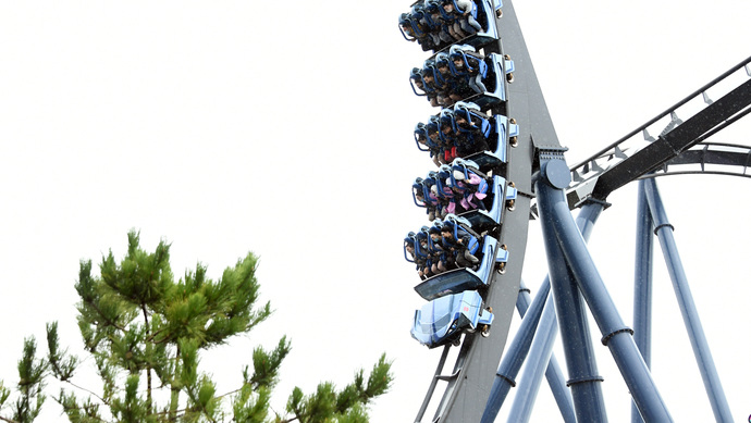 霸天虎过山车突然悬停,游客从维修梯撤离,咋回事?