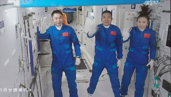这面照片墙刷屏网友提了个建议