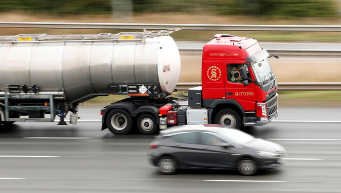 英国一个叫约翰尼·安德森的大货车司机,突然发现自己在路上被跟踪了.