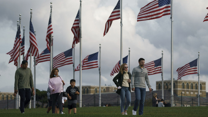 边境开放,节日临近……美国人认为恢复疫情前生活无风险?