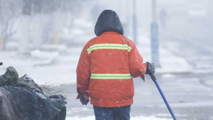 据视频内容显示,辽宁盖州一环卫工人因把铁锹借给被困车主铲雪,遭到其