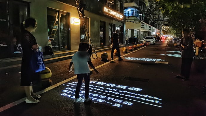 上海老工人新村居民把诗写在单行道上