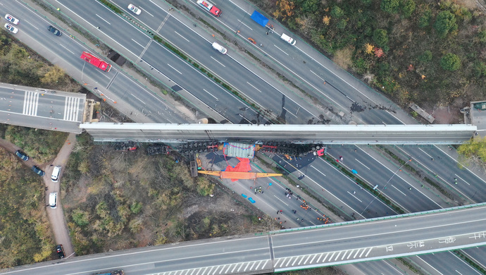 省鄂州市境内的大广高速花湖互通d匝道(跨空匝道桥梁)发生侧翻事故