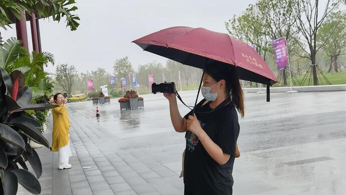 梅雨天 花博园最实用的 三件套 来自光明食品集团 而且免费送